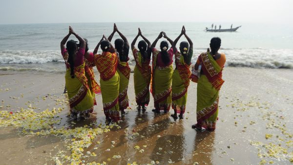 Indian women offer prayers at Marina Beach in Chennai Indian women offer prayers at Marina Beach in Chennai - Sputnik International