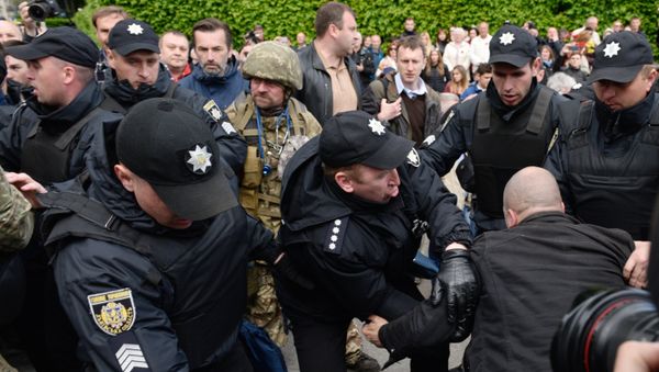 Ukrainian riot police officers block supporters of far-right parties who tried to prevent the Immortal Regiment march, during the Victory Day celebrations in Kiev, Ukraine - Sputnik International