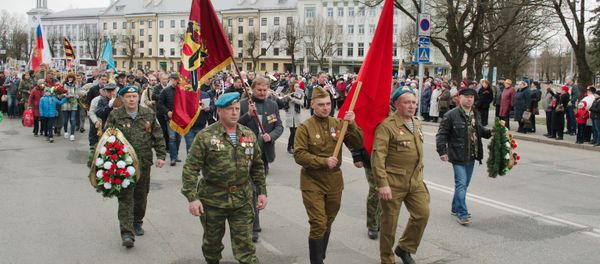 Participants of the Immortal Regiment march in Narva Participants of the Immortal Regiment march in Narva - Sputnik International