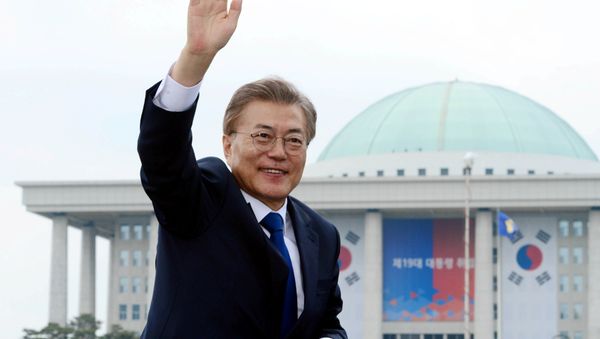 South Korean President Moon Jae-in waves as he leaves the National Cemetery after inaugural ceremony in Seoul, South Korea May 10, 2017. - Sputnik International