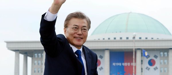South Korean President Moon Jae-in waves as he leaves the National Cemetery after inaugural ceremony in Seoul, South Korea May 10, 2017. - Sputnik International