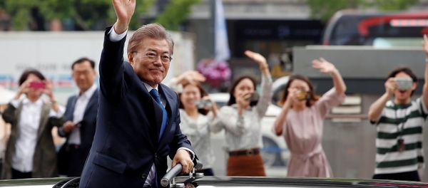 South Korean President Moon Jae-in waves as he heads for the Presidential Blue House in Seoul, South Korea, May 10, 2017. South Korean President Moon Jae-in waves as he heads for the Presidential Blue House in Seoul, South Korea, May 10, 2017. - Sputnik International