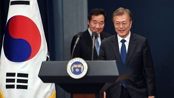 South Korea's new President Moon Jae-in (R) arrives to attend a press conference as Prime Minister nominee Lee Nak-yon follows him at the presidential Blue House in Seoul, South Korea May 10, 2017. - Sputnik International