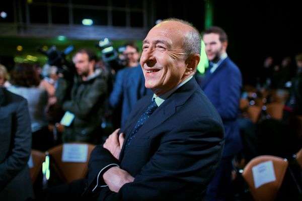 Mayor of Lyon Gerard Collomb waits for French presidential election candidate for the En Marche ! movement Emmanuel Macron prior to the unveil of his full programme eight weeks from election day, on March 2, 2017 in Paris. - Sputnik International