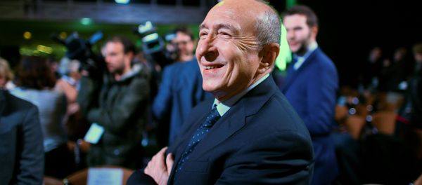 Mayor of Lyon Gerard Collomb waits for French presidential election candidate for the En Marche ! movement Emmanuel Macron prior to the unveil of his full programme eight weeks from election day, on March 2, 2017 in Paris. - Sputnik International