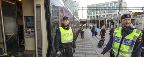 Swedish police prepare to check an incoming train at the Swedish end of the bridge between Sweden and Denmark in Malmo, Sweden Swedish police prepare to check an incoming train at the Swedish end of the bridge between Sweden and Denmark in Malmo, Sweden - Sputnik International