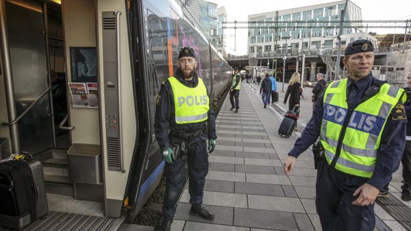 Swedish police prepare to check an incoming train at the Swedish end of the bridge between Sweden and Denmark in Malmo, Sweden (photo used for illustration purpose) - Sputnik International