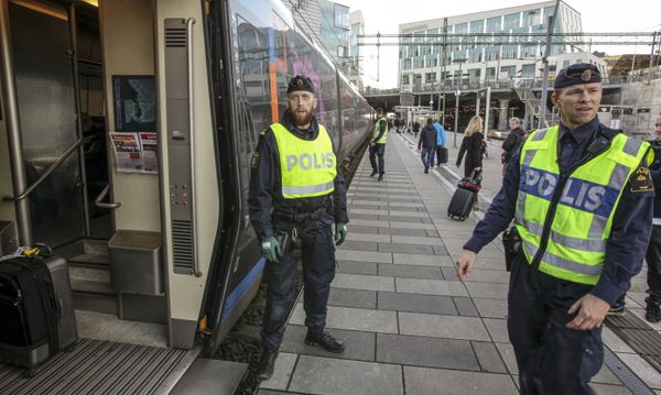Swedish police prepare to check an incoming train at the Swedish end of the bridge between Sweden and Denmark in Malmo, Sweden Swedish police prepare to check an incoming train at the Swedish end of the bridge between Sweden and Denmark in Malmo, Sweden - Sputnik International