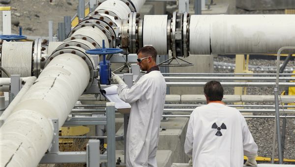 In this July 9, 2014, file photo, workers wearing protective clothing and footwear inspect a valve at the C tank farm on the Hanford Nuclear Reservation near Richland, Washington. - Sputnik International