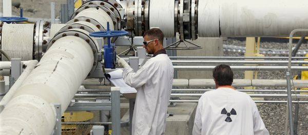 In this July 9, 2014, file photo, workers wearing protective clothing and footwear inspect a valve at the C tank farm on the Hanford Nuclear Reservation near Richland, Washington. In this July 9, 2014, file photo, workers wearing protective clothing and footwear inspect a valve at the C tank farm on the Hanford Nuclear Reservation near Richland, Washington. - Sputnik International