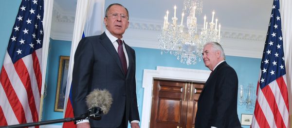 US Secretary of State Rex Tillerson (R) watches as Russian Foreign Minister Sergei Lavrov reacts to a reporter's question after posing for photos in the Treaty Room of the State Department in Washington, DC on May 10, 2017. - Sputnik International