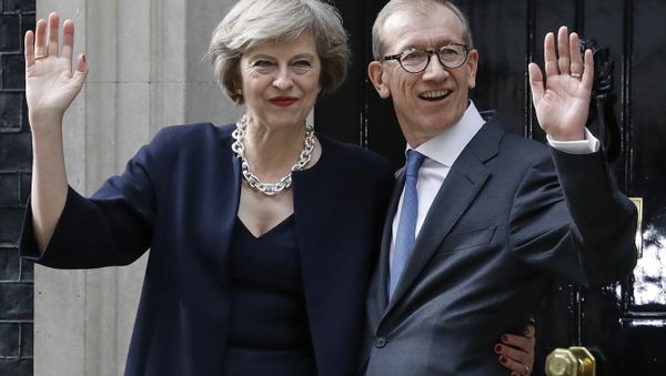 British Prime Minister Theresa May and her husband Philip wave from the steps of her official residence,10 Downing Street in London, Wednesday July 13, 2016. - Sputnik International