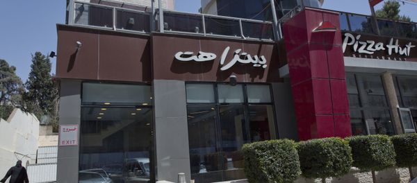 Palestinian branch of the Pizza Hut company, in the West Bank city of Ramallah - Sputnik International