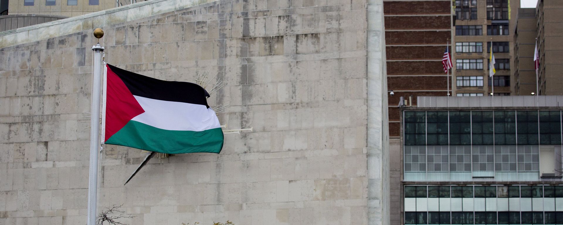 The Palestinian flag flies in the wind after a Rose Garden ceremony at the United Nations headquarters - Sputnik International, 1920, 01.05.2025