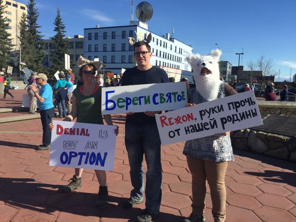 Protesters holding banners in Fairbanks, Alaska, on the eve of the Arctic Council Ministerial, scheduled for May 11 - Sputnik International