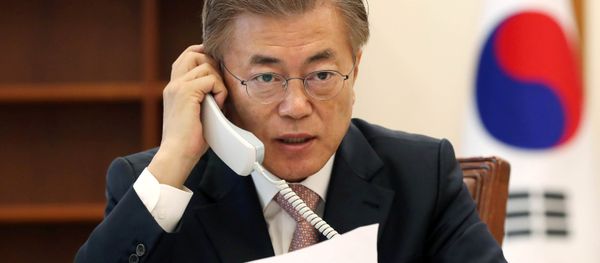 South Korean President Moon Jae-in speaks with Chinese President Xi Jinping by telephone at the Presidential Blue House in Seoul, South Korea in this handout picture provided by the Presidential Blue House and released by Yonhap on May 11, 2017 - Sputnik International
