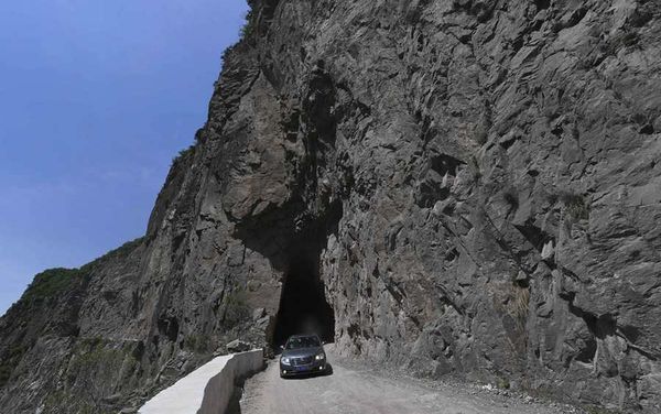 Cliff road on Taihang Mountain, China Cliff road on Taihang Mountain, China - Sputnik International