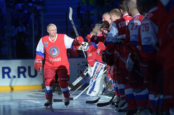 And He Scores! Putin Hits the Ice at Night Hockey League Festival in Sochi - Sputnik International