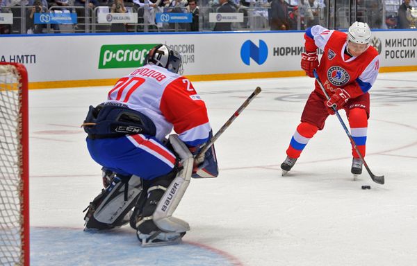 And He Scores! Putin Hits the Ice at Night Hockey League Festival in Sochi - Sputnik International