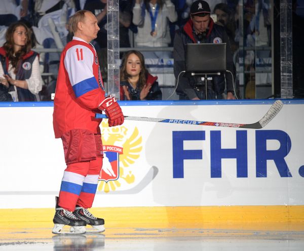 And He Scores! Putin Hits the Ice at Night Hockey League Festival in Sochi - Sputnik International