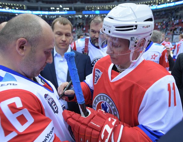 And He Scores! Putin Hits the Ice at Night Hockey League Festival in Sochi - Sputnik International