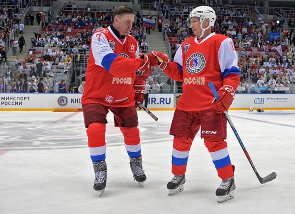 And He Scores! Putin Hits the Ice at Night Hockey League Festival in Sochi - Sputnik International