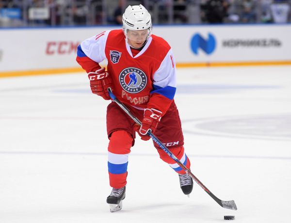 And He Scores! Putin Hits the Ice at Night Hockey League Festival in Sochi - Sputnik International