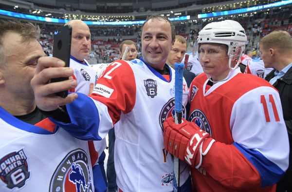 And He Scores! Putin Hits the Ice at Night Hockey League Festival in Sochi - Sputnik International