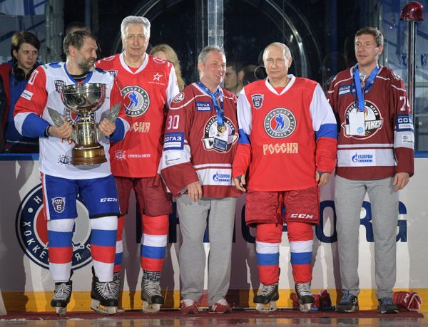 And He Scores! Putin Hits the Ice at Night Hockey League Festival in Sochi - Sputnik International