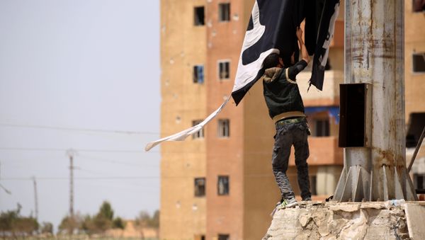 A member of the US-backed Syrian Democratic Forces (SDF), made up of an alliance of Arab and Kurdish fighters, removes an Islamic State group flag in the town of Tabqa, about 55 kilometres (35 miles) west of Raqa city, on April 30, 2017, as they advance in their battle for the group's de facto capital A member of the US-backed Syrian Democratic Forces (SDF), made up of an alliance of Arab and Kurdish fighters, removes an Islamic State group flag in the town of Tabqa, about 55 kilometres (35 miles) west of Raqa city, on April 30, 2017, as they advance in their battle for the group's de facto capital - Sputnik International