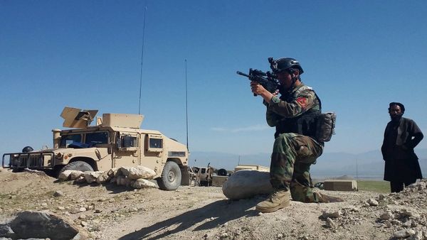 A member of Afghanistan special forces point his gun as he observes the enemy lines in Achin district of Nangarhar province, in eastern Afghanistan April 14, 2017 - Sputnik International