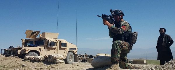 A member of Afghanistan special forces point his gun as he observes the enemy lines in Achin district of Nangarhar province, in eastern Afghanistan April 14, 2017 - Sputnik International