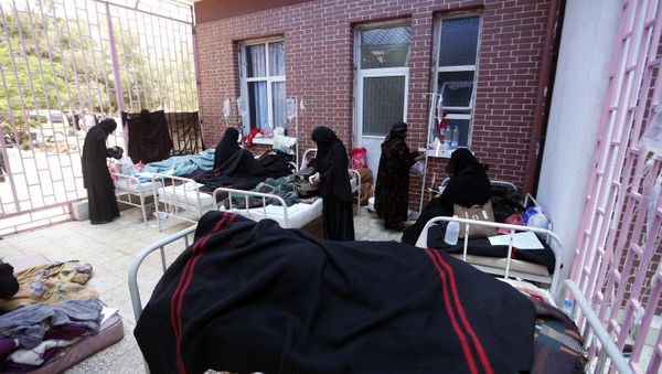 Yemenis suspected of being infected with cholera receive treatment at a hospital in Sanaa on May 6, 2017 - Sputnik International