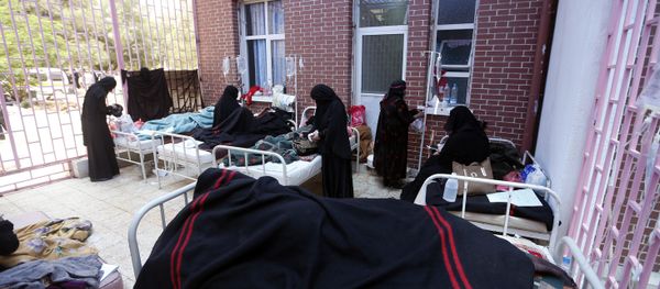 Yemenis suspected of being infected with cholera receive treatment at a hospital in Sanaa on May 6, 2017 - Sputnik International