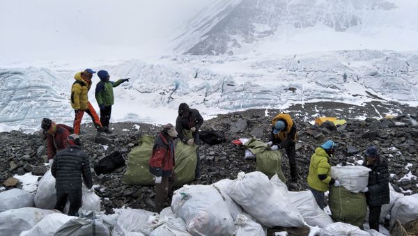 Volunteers help in a massive cleanup campaign on Mount Everest, May 2017 - Sputnik International