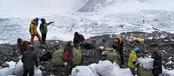 Volunteers help in a massive cleanup campaign on Mount Everest, May 2017 Volunteers help in a massive cleanup campaign on Mount Everest, May 2017 - Sputnik International