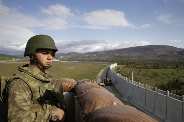A Turkish army soldier mans an outpost near the town of Kilis, southeastern Turkey, adjacent to the wall the country had been constructing to boost security along its border with conflict-stricken Syria, background, Thursday, March 2, 2017 A Turkish army soldier mans an outpost near the town of Kilis, southeastern Turkey, adjacent to the wall the country had been constructing to boost security along its border with conflict-stricken Syria, background, Thursday, March 2, 2017 - Sputnik International