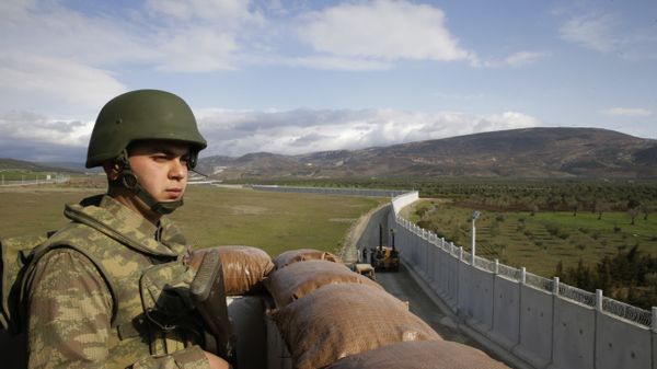 A Turkish army soldier mans an outpost near the town of Kilis, southeastern Turkey, adjacent to the wall the country had been constructing to boost security along its border with conflict-stricken Syria, background, Thursday, March 2, 2017 A Turkish army soldier mans an outpost near the town of Kilis, southeastern Turkey, adjacent to the wall the country had been constructing to boost security along its border with conflict-stricken Syria, background, Thursday, March 2, 2017 - Sputnik International
