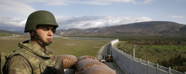 A Turkish army soldier mans an outpost near the town of Kilis, southeastern Turkey, adjacent to the wall the country had been constructing to boost security along its border with conflict-stricken Syria, background, Thursday, March 2, 2017 - Sputnik International