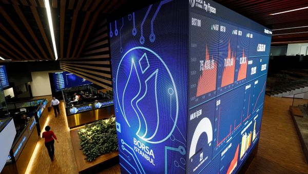 Traders walk on the floor of the Borsa Istanbul in Istanbul, Turkey, February 29, 2016 - Sputnik International