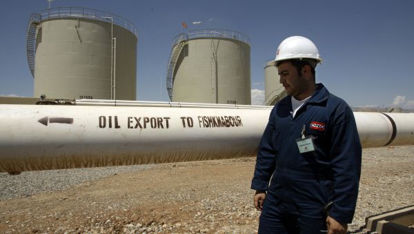 A worker is seen at the Tawke oil refinery near the village of Zacho, in the autonomous Iraqi region of Kurdistan (File) - Sputnik International
