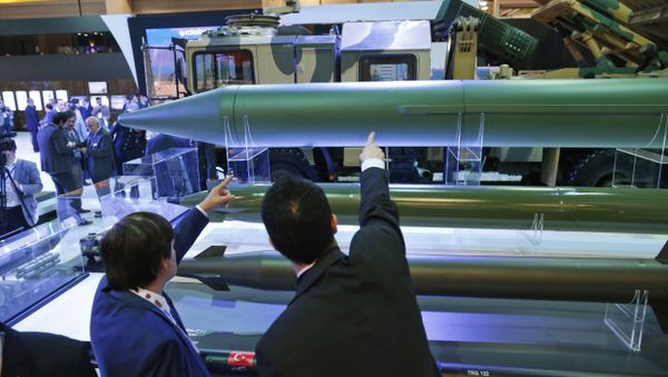 Visitors of the IDEF'17, International Defence Industry Fair in Istanbul, Turkey, look at Turkish-made KAAN and TRG-300 (Tiger) Kaplan missile systems, produced by a Turkish Armed Forces affiliated company, shown for the first time, Wednesday, May 10, 2017 - Sputnik International