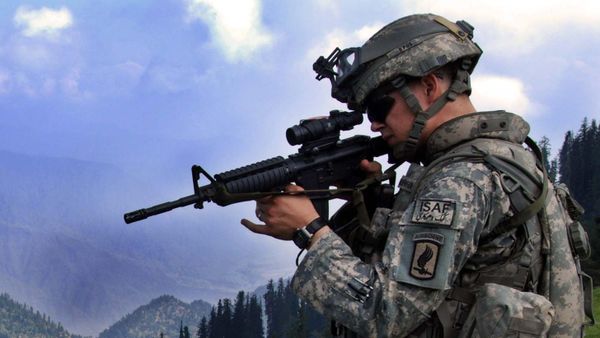 1st Lt. Chris Richelderfer, Executive Officer of Headquarters and Headquarters Troop, 1st Squadron, 91st Cavalry Regiment (Airborne), looks at possible enemy positions during Operation Saray Has July 19 near Forward Operating Base Naray, Afghanistan. - Sputnik International