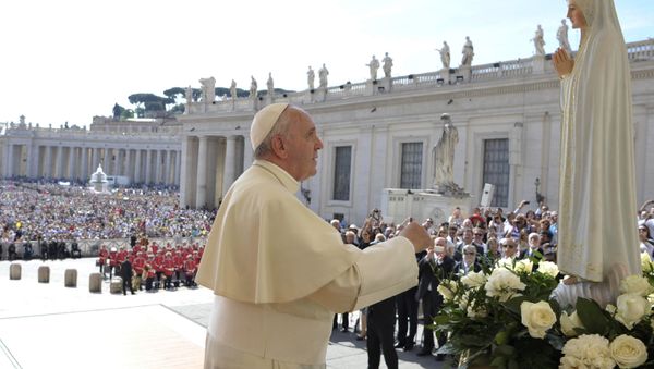 Pope Francis pays homage to the statue of St. Mary of Fatima during his weekly general audience in St. Peter's Square at the Vatican, Wednesday, May 13, 2015. - Sputnik International
