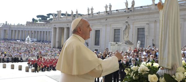 Pope Francis pays homage to the statue of St. Mary of Fatima during his weekly general audience in St. Peter's Square at the Vatican, Wednesday, May 13, 2015. Pope Francis pays homage to the statue of St. Mary of Fatima during his weekly general audience in St. Peter's Square at the Vatican, Wednesday, May 13, 2015. - Sputnik International