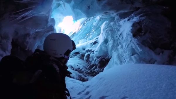 GoPro Awards: Skier Falls Into Crevasse - Sputnik International