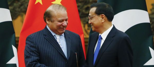 Chinese Premier Li Keqiang, right, and Pakistani Prime Minister Nawaz Sharif shake hands during a signing ceremony at the Great Hall of the People in Beijing, China, Saturday, May 13, 2017 - Sputnik International