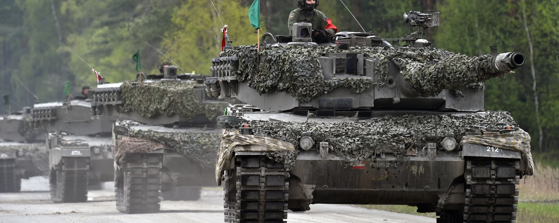 An Austrian soldier arrives with a tank type 'Leopard' prior the friendship shooting of several nations during the exercise 'Strong Europe Tank Challenge 2017' at the exercise area in Grafenwoehr, near Eschenbach, southern Germany, on May 12, 2017 An Austrian soldier arrives with a tank type 'Leopard' prior the friendship shooting of several nations during the exercise 'Strong Europe Tank Challenge 2017' at the exercise area in Grafenwoehr, near Eschenbach, southern Germany, on May 12, 2017 - Sputnik International, 1920, 20.01.2023