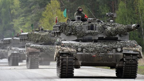 An Austrian soldier arrives with a tank type 'Leopard' prior the friendship shooting of several nations during the exercise 'Strong Europe Tank Challenge 2017' at the exercise area in Grafenwoehr, near Eschenbach, southern Germany, on May 12, 2017 - Sputnik International