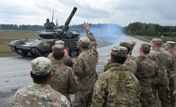 US soldiers welcome the crew of an Ukrainian tank type 'T-64BM' prior the friendship shooting of several nations during the exercise 'Strong Europe Tank Challenge 2017' at the exercise area in Grafenwoehr, near Eschenbach, southern Germany, on May 12, 2017 - Sputnik International